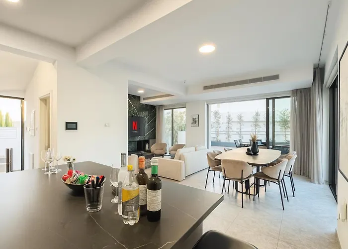 Sunrise Pearl - 2 Min Walk To Sirena Bay Villa Paralimni